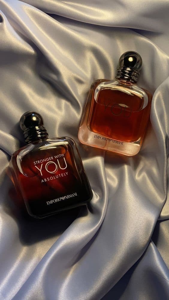 Perfumes sobre tela satinada